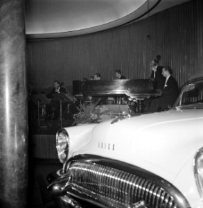 Dansorkest in restaurant Wivex waar een autoshow wordt gehouden, Bestanddeelnr 252-9152