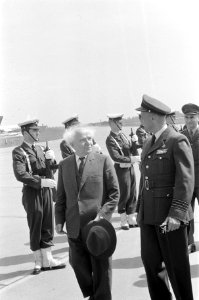David Ben Goerion met echtgenote arriveert op Ypenburg, Bestanddeelnr 911-3573
