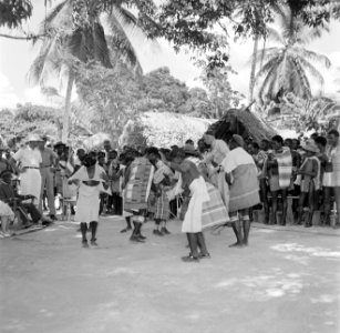 Dansers in het boslandcreooldorp Moengotapoe, Bestanddeelnr 252-4559