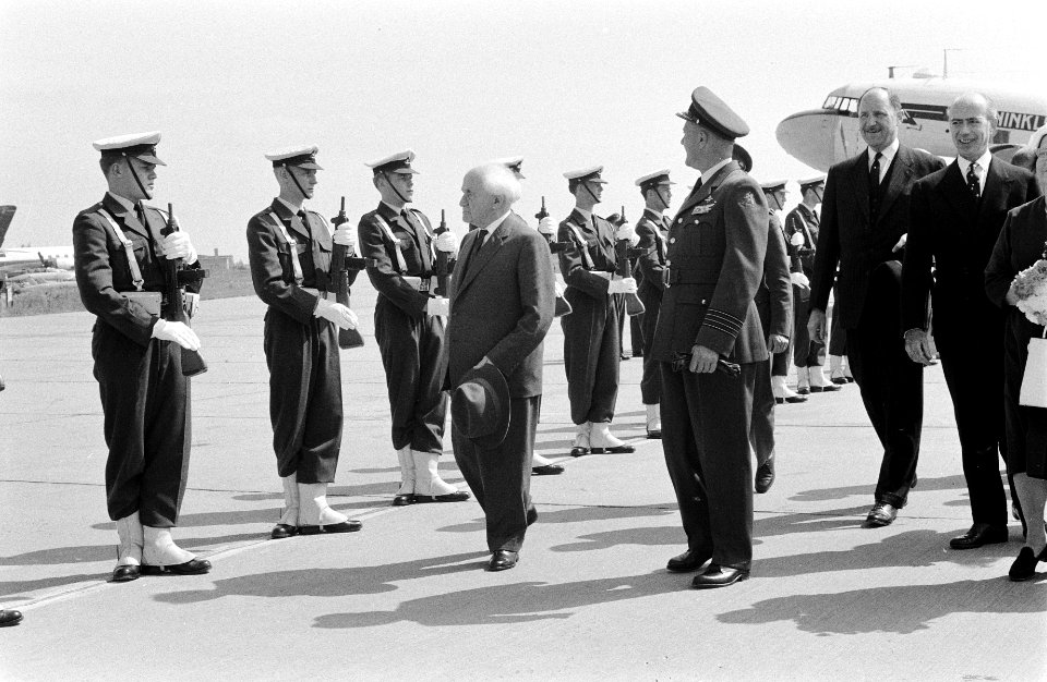 David Ben Goerion met echtgenote arriveert op Ypenburg, Bestanddeelnr 911-3570