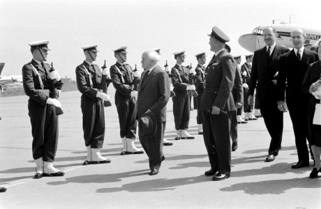 David Ben Goerion met echtgenote arriveert op Ypenburg, Bestanddeelnr 911-3570
