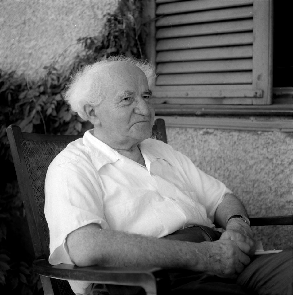 David Ben-Gurion tijdens de opname van een gefilmd interview door de National Br, Bestanddeelnr 255-4217 (cropped)
