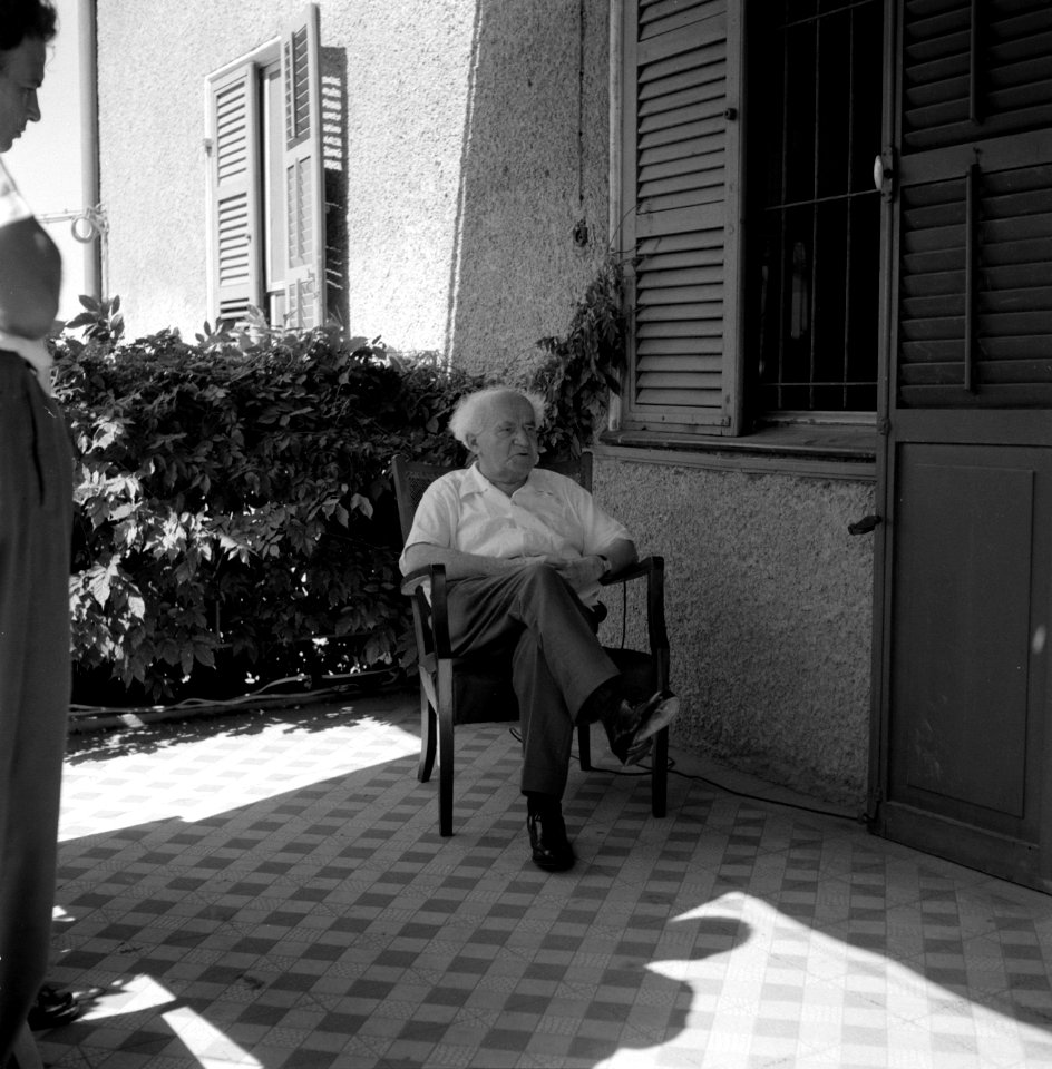 David Ben-Gurion tijdens de opname van een gefilmd interview door de National Br, Bestanddeelnr 255-4222