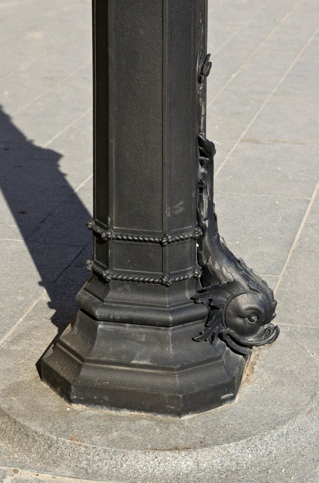 Dauphin détail lampadaire Louvre