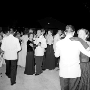 Dansende paren bij de koninklijke ontvangst in Club Caribe in Oranjestad op Arub, Bestanddeelnr 252-3992