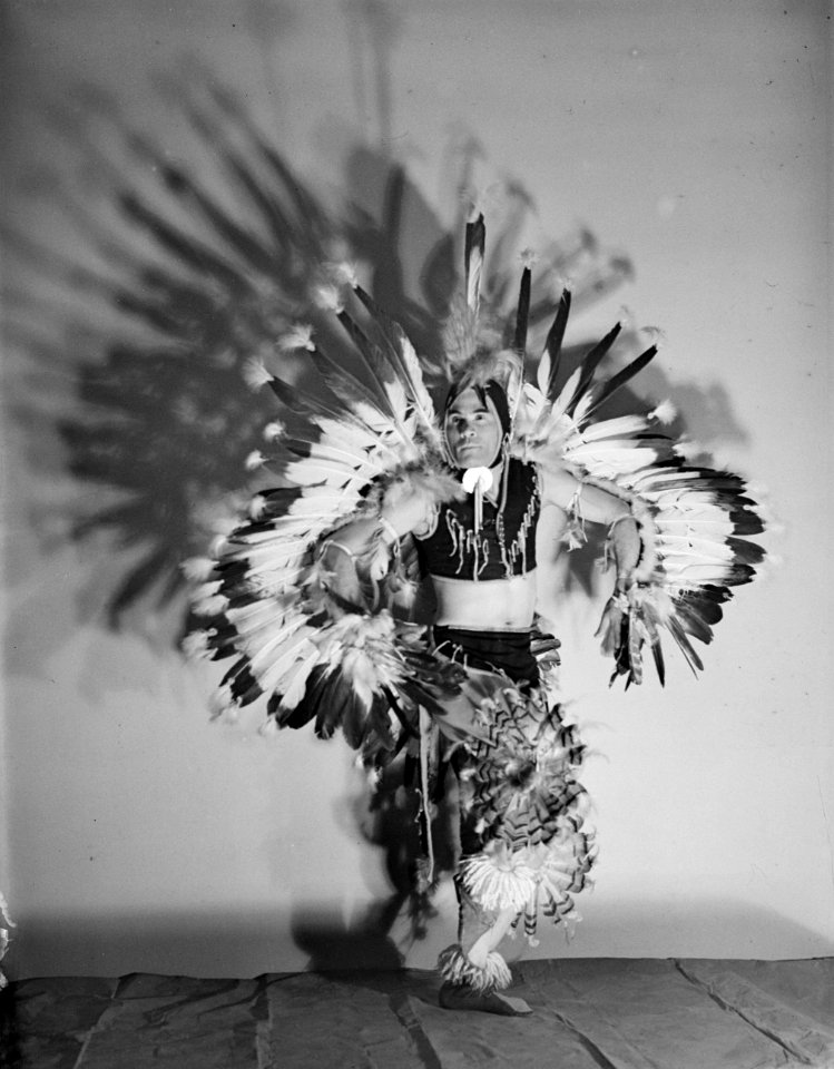 Danser in een indianenpak met veel veren, Bestanddeelnr 190-0779