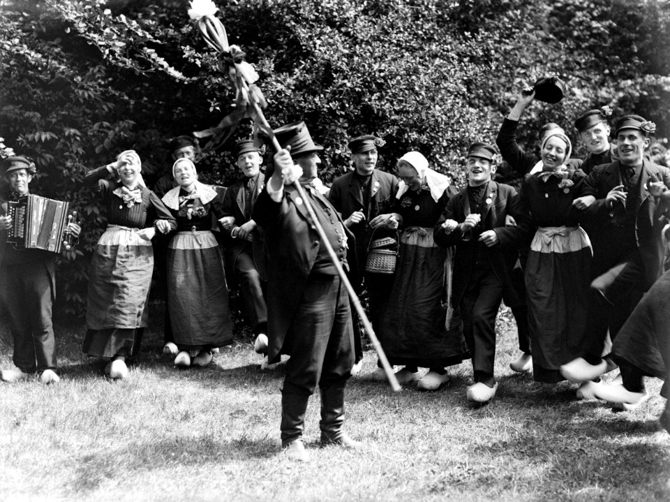 Dansgroep in Achterhoekse klederdracht in Gorssel, Bestanddeelnr 190-0094