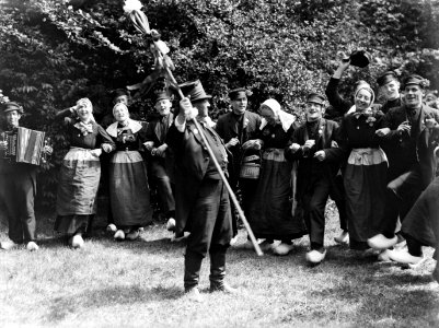 Dansgroep in Achterhoekse klederdracht in Gorssel, Bestanddeelnr 190-0094