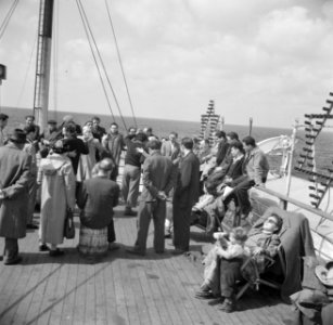 Dansende mensen aan boord van een met davidsterren versierd schip, Bestanddeelnr 255-0012