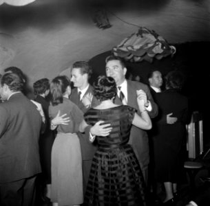 Dansende paartjes in een dansgelegenheid, Bestanddeelnr 254-0028