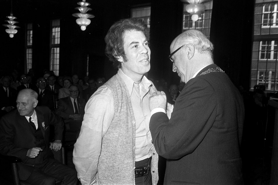 Danser choregraaaf Hans van Manen (links)krijgt onderscheiding uitgereikt door b, Bestanddeelnr 923-4798