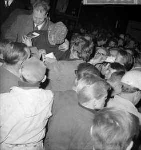 Dave Berry bij NDSM, Dave Berry geeft handtekening, Bestanddeelnr 918-5953