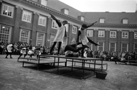 Dansspel op vroegere meisjesplaat van Amsterdams Historisch Museum, Bestanddeelnr 928-2337