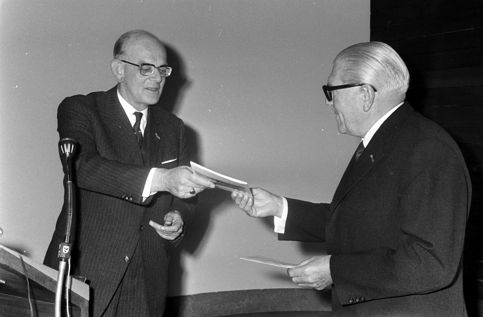David Roëllprijs 1968 uitgereikt aan prof. Van Eesteren in Rijksmuseum door prof, Bestanddeelnr 921-8691