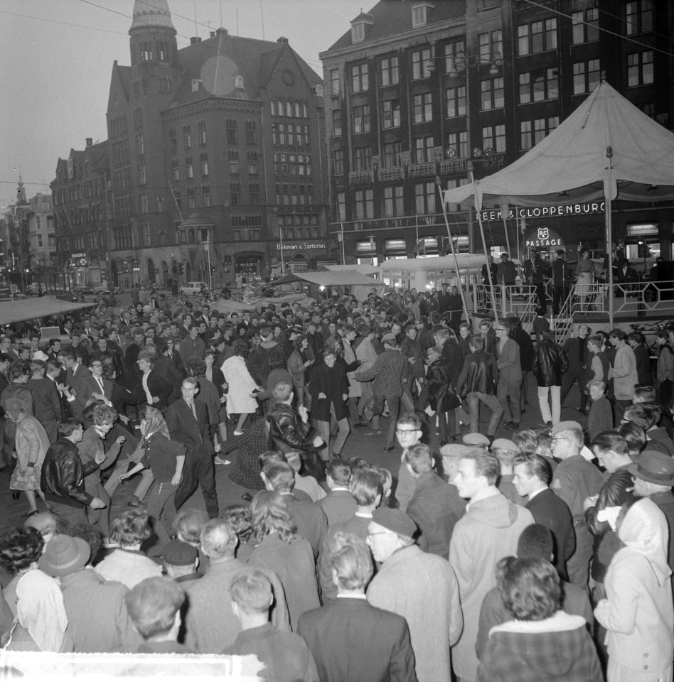 Dansfeest op de Dam het was duwen en stoeien. Overzicht, Bestanddeelnr 915-1282