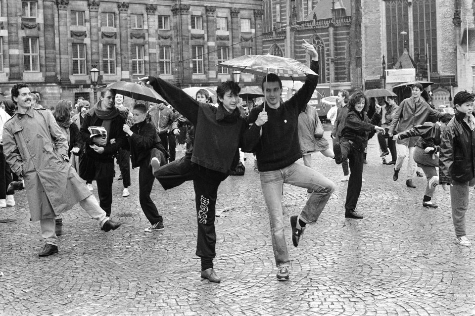 Dansers protesteren dansend op de Dam in Amsterdam tegen tekort aan mogelijkhede, Bestanddeelnr 933-6565