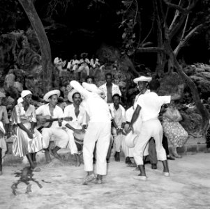 Dansers en muzikantenin Barber op Curaçao, Bestanddeelnr 252-3385