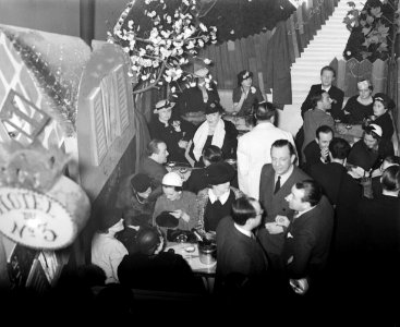 Dansgelegenheid en nachtclub Balajo in de Rue de Lappe Franse actrice Mme Moren, Bestanddeelnr 190-0800