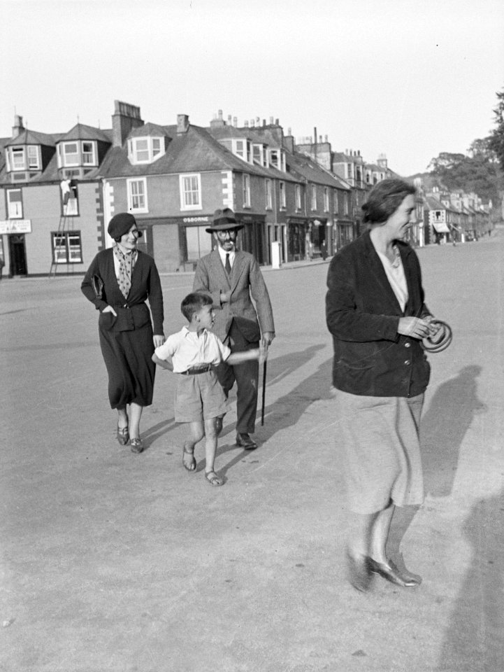 David Sassoon (1888-1978), een schilder die in Kirkcudbright woont met onder and, Bestanddeelnr 190-1133