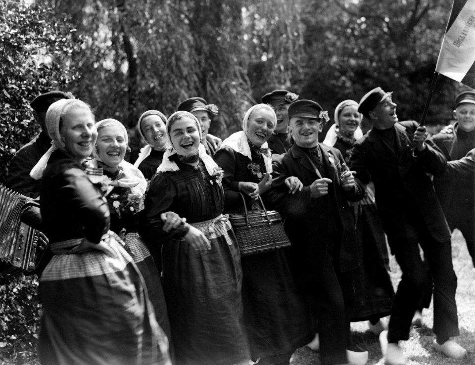 Dansers in Achterhoekse klederdracht in Gorssel, Bestanddeelnr 252-1541