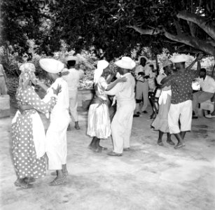 Dansers en muzikanten in Barber op Curaçao, Bestanddeelnr 252-3378