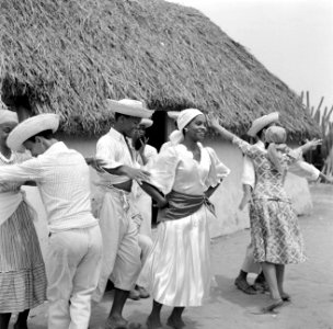 Dansers en muzikanten in Barber op Curaçao, Bestanddeelnr 252-3374