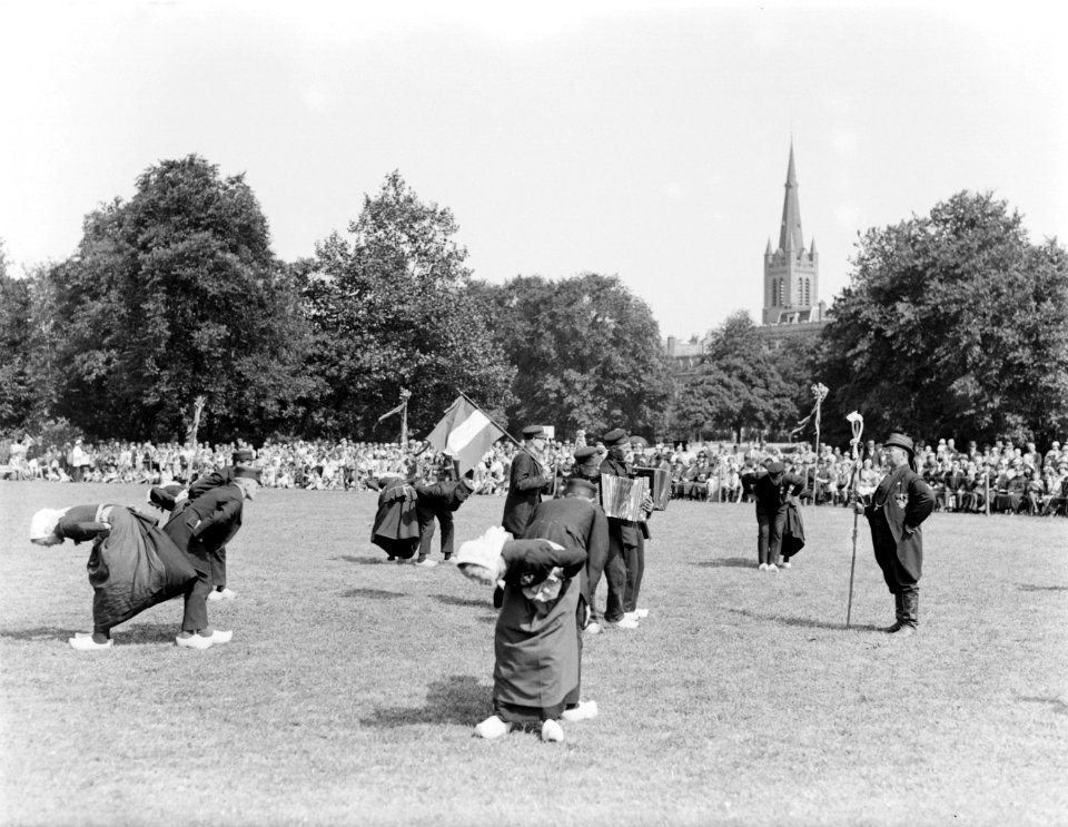 Dansers in Achterhoekse klederdracht in Gorssel, Bestanddeelnr 252-1540