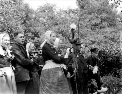 Dansers in Achterhoekse klederdracht in Gorssel, Bestanddeelnr 252-1542
