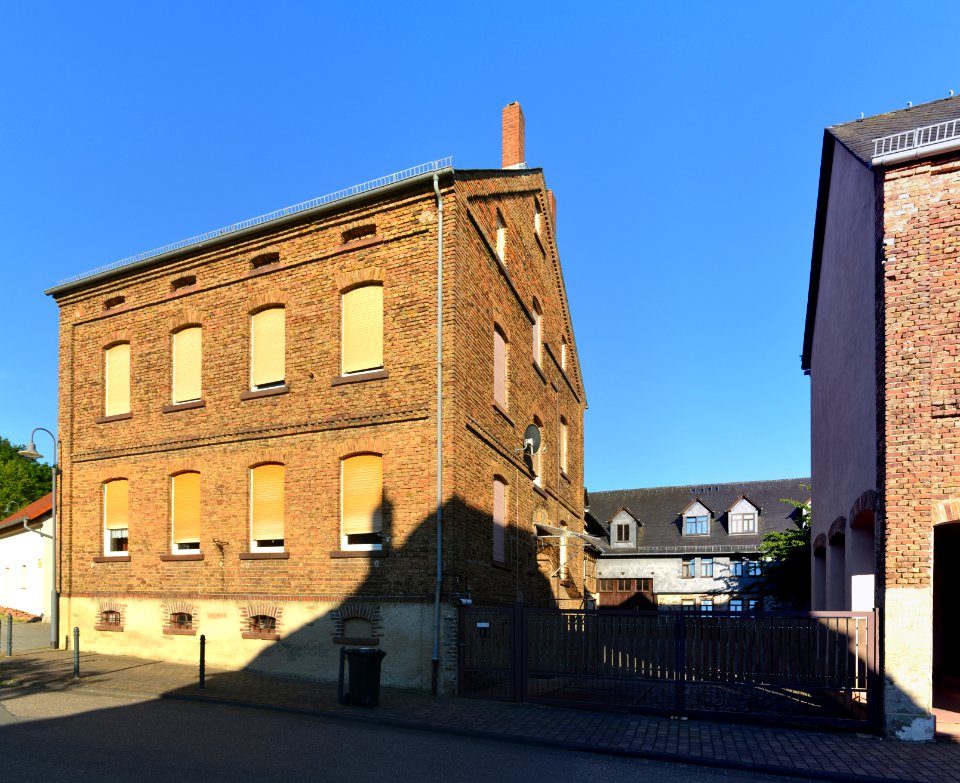 Dauborn, Friedrichstraße 1, linker Teil