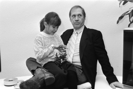 David Carradine met vrouw en kind in Hilversum voor persconferentie i.v.m. serie, Bestanddeelnr 933-8726