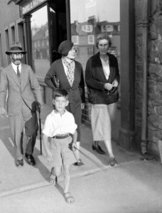 David Sassoon (1888-1978), een schilder die in Kirkcudbright woont met onder and, Bestanddeelnr 190-1131