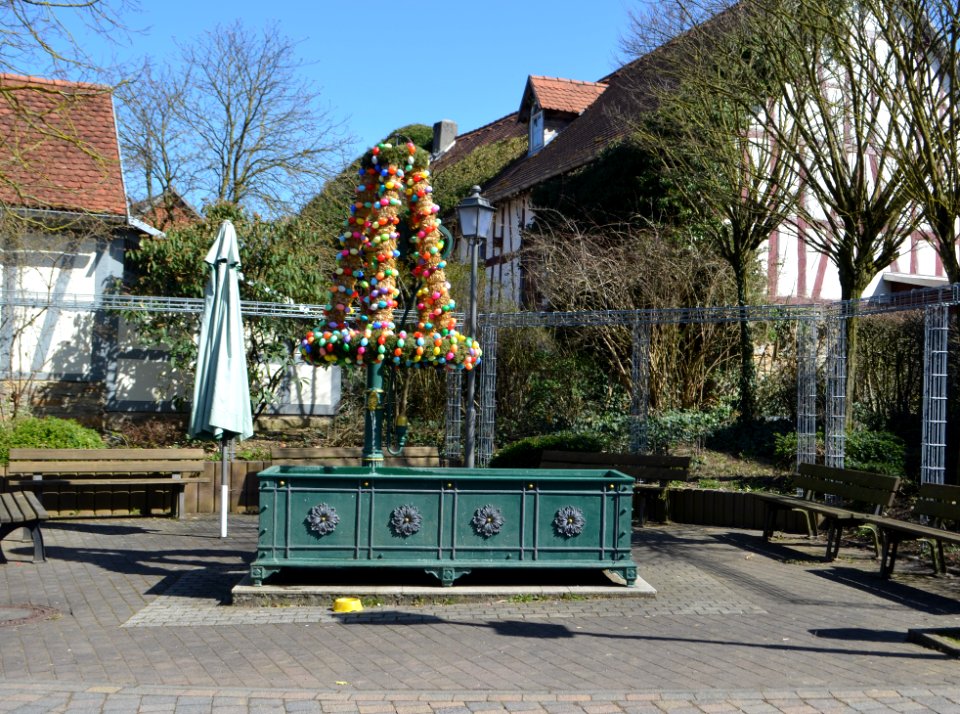 Dasbach, Brunnen mit Osterschmuck
