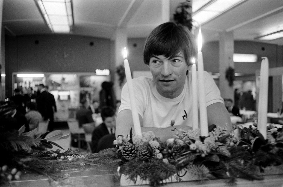 Dave Berry van Schiphol vertrokken, Dave Berry bij kerststukje, Bestanddeelnr 918-6023