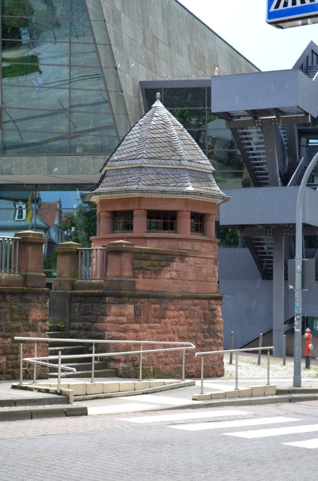 Darmstadt, Futtermauer mit Pavillon