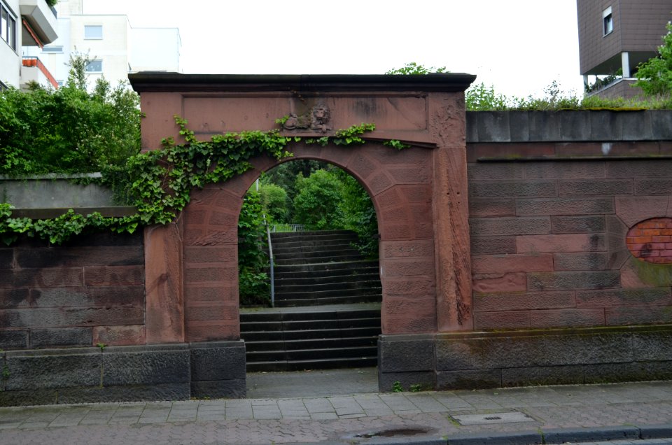 Darmstadt, Dieburger Straße 85-87, Felsenkeller mit Futtermauer (2)