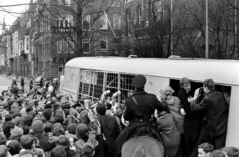 Dave Berry op Museumplein, Dave in de leeuwenkooi strekt armen uit naar fans, Bestanddeelnr 918-7528