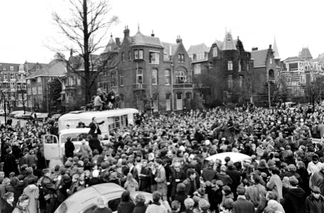 Dave Berry op Museumplein, de circus-directeur Toni Boltini probeert de weg vrij, Bestanddeelnr 918-7529