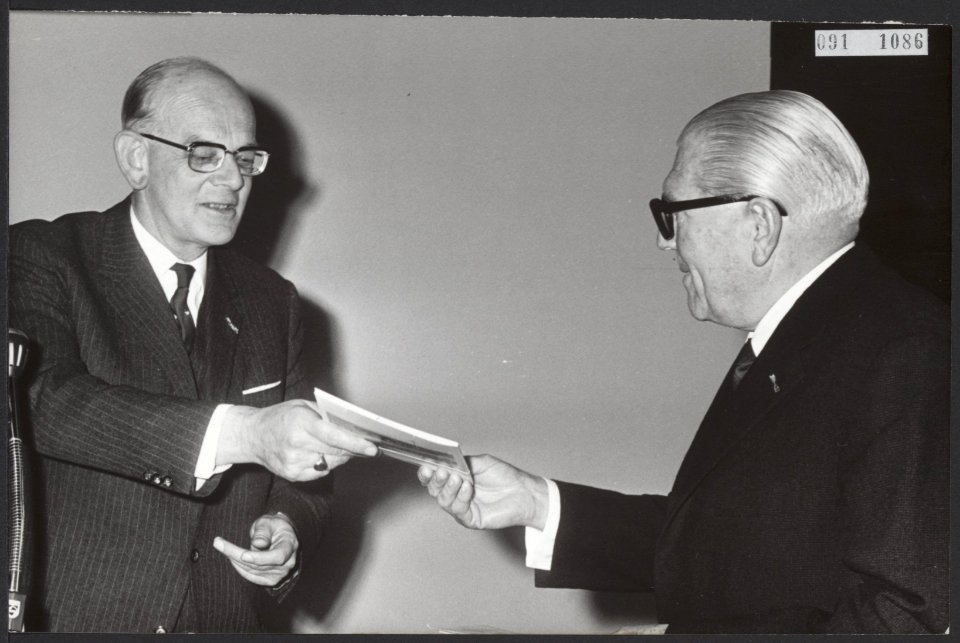 David Roëllprijs 1968 uitgereikt aan prof. Van Eesteren in Rijksmuseum door prof, Bestanddeelnr 091-1086