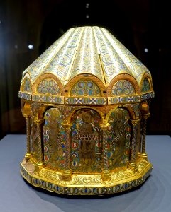 Darmstadt Tower Reliquary, view 1, Cologne, 1190-1210, enamel, gilt copper, oak, brass - Hessisches Landesmuseum Darmstadt - Darmstadt, Germany - DSC00189
