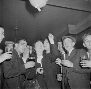 Darts spelende vrouw in een pub, Bestanddeelnr 254-4036