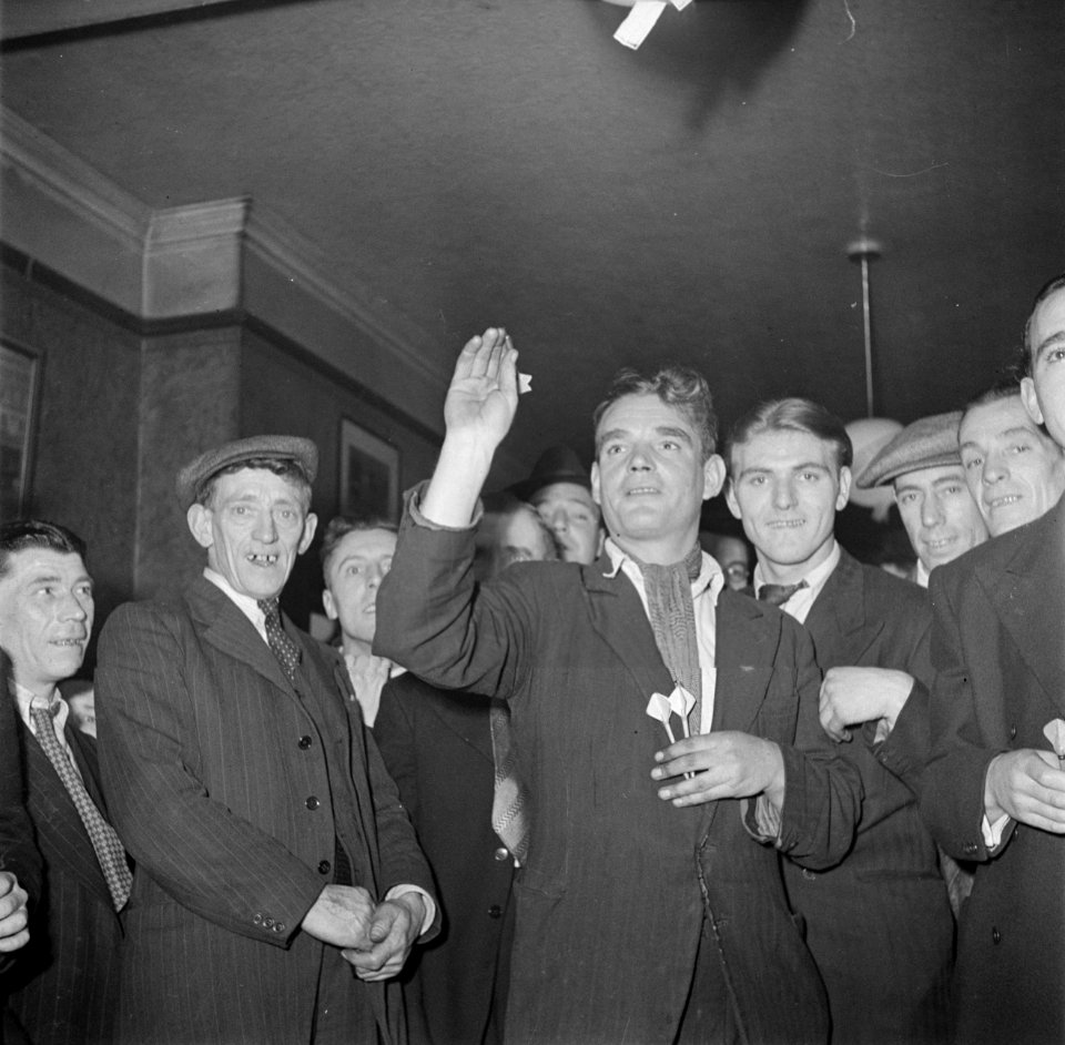 Darts spelende man in een pub, Bestanddeelnr 254-4034