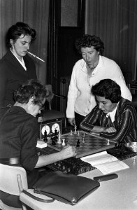 Danlon dames Schaaktoernooi in de Kroon te Amsterdam Mevrouw Nicolai in haar pa, Bestanddeelnr 915-7042