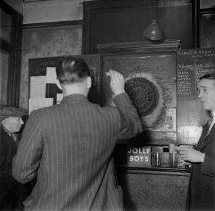 Darts spelende man in een pub, Bestanddeelnr 254-4035