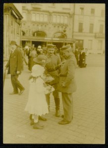 Das gute Einvernehmen der deutschen Soldaten mit den Belgiern. Deutsche Soldaten, Bestanddeelnr 158-1356