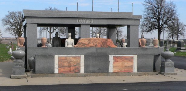 Davis Memorial (Hiawatha KS) from S 1