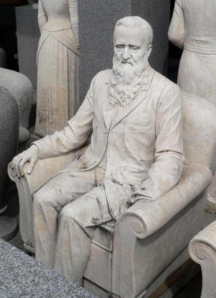 Davis Memorial (Hiawatha KS) S sculptures 8 center John