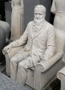 Davis Memorial (Hiawatha KS) S sculptures 8 center John