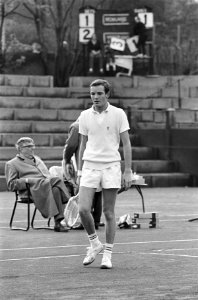 Davis Cup Nederland tegen Hongarije, Tom Okker lopend op de baan, Bestanddeelnr 916-3846