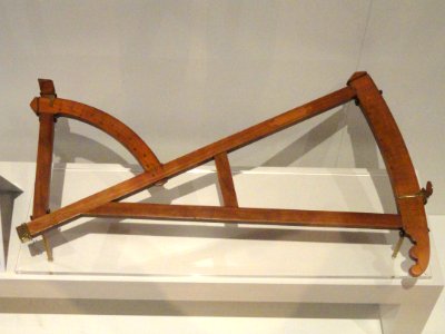 Davis quadrant (backstaff), England, c. 1700-1725, brass and boxwood - Royal Ontario Museum - DSC00264