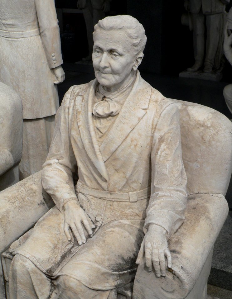 Davis Memorial (Hiawatha KS) S sculptures 6 SE Sarah